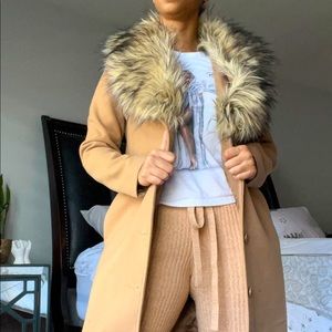 Trenchcoat with faux fur collar
